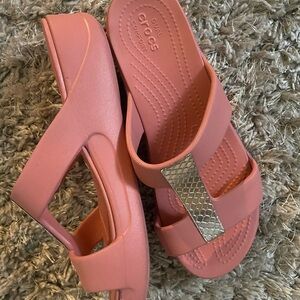 CROCS Women's Coral Pink Platform Slide Clogs with Metallic Accent